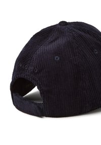 Gorra de béisbol de pana azul marino con correa ajustable, mostrando la vista trasera sobre un fondo blanco.
