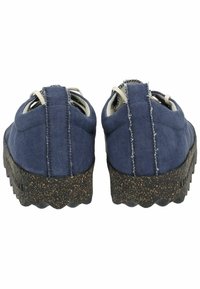 Scarpe di tela blu navy con suola in gomma testurizzata, linguetta posteriore e dettagli di cucitura in vista. Modello della suola leggermente rialzato con un motivo a zigzag.
