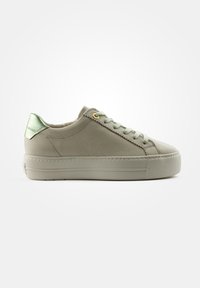 Sneaker in pelle beige con finitura liscia, punta rotonda, occhielli dorati e linguetta sul tallone verde menta. Suola piatta con dettagli sottili.