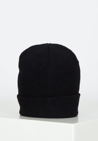 Schwarze Strickmütze mit engem Sitz, ausgestattet mit einem umgeschlagenen Saum und strukturiertem Stoff. Einfaches Design, einheitliche Farbe, geeignet für kaltes Wetter.