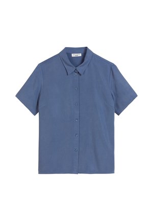 Korte mouwen, geknoopte blouse in lichtblauw, met een knoopsluiting aan de voorkant en een gladde, gestructureerde stof. Eenvoudig ontwerp zonder patronen.