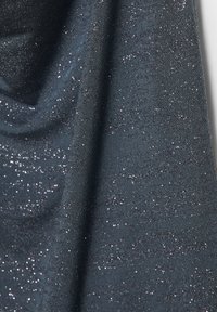 Tessuto blu scuro con scintille metalliche, caratterizzato da una texture liscia e una lieve lucentezza. Il tessuto è drappeggiato, mostrando la sua flessibilità.