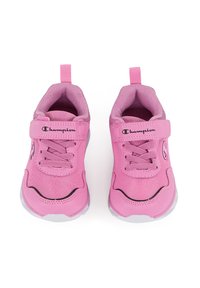 Różowe trampki z siateczkową cholewką, sznurowadłem i paskiem na rzep, gumową podeszwą oraz czarnym akcentem logo z boku. Posiadają pętelkę na pięcie.