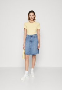 GAP T-shirts - havana yellow