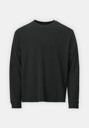 Langärmliges schwarzes T-Shirt aus Baumwolle, mit Rundhalsausschnitt, lockerer Passform und gerippten Bündchen. Weiche Textur ohne sichtbare Muster.