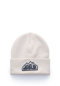 Vaaleanbeige neulottu pipo, jossa on käänteinen reuna. Edessä on musta-valkoinen vuoristologo-patch ja "NAPAPIJRI"-teksti.