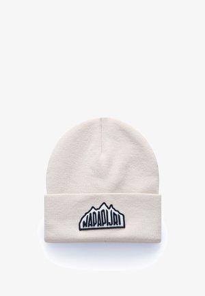 Cappello lavorato a maglia color beige chiaro con risvolto, dotato di una toppa con logo di montagna in bianco e nero e il testo "NAPAPIJRI" sul davanti.