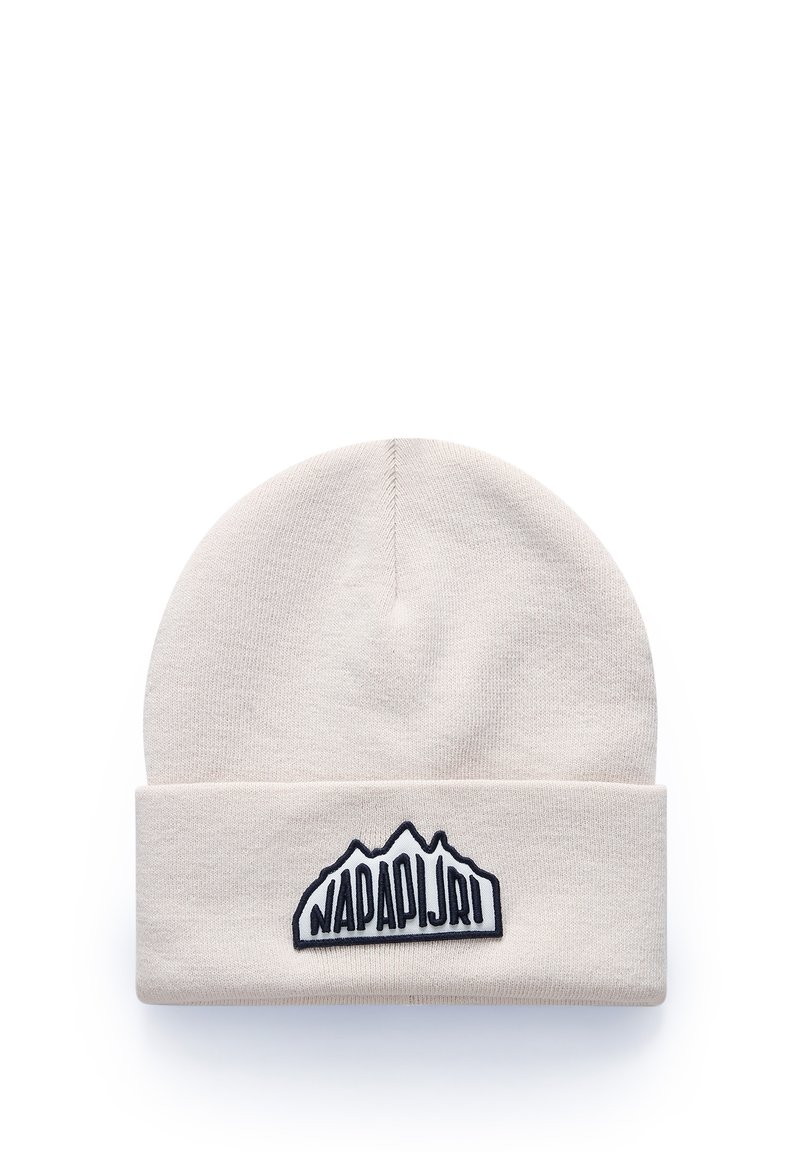 Cappello lavorato a maglia color beige chiaro con risvolto, dotato di una toppa con logo di montagna in bianco e nero e il testo "NAPAPIJRI" sul davanti.