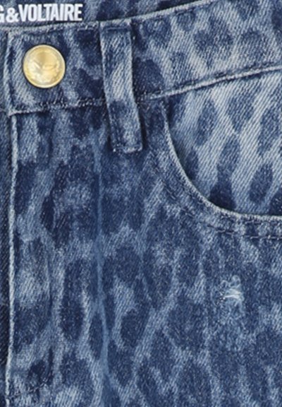 Jeans in denim blu con motivo leopardato scuro, tasca frontale visibile, passante per cintura e bottone in ottone vicino alla vita.