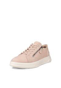 Lichtroze casual sneaker met veters aan de voorkant, zijrits, gevoerde kraag en witte rubberen zool.