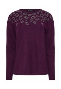 Långärmad lila tröja med spridda silvernitar och leopardmönster över bröstet och axlarna.