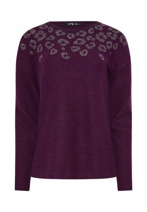 Pitkähihainen violetti neule, jossa on hajallaan hopeisia niittejä leopardikuosisena rinnan ja hartioiden alueella.