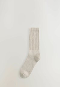 Hellgraue, gerippte Socke mit strukturierter Oberfläche, die eine leicht verstärkte Zehenpartie und einen flexiblen, elastischen Abschluß oben hat.