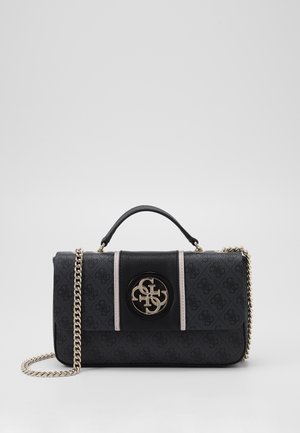 Sac à main texturé noir avec poignée supérieure, bandoulière chaîne dorée et logo rond doré central sur le rabat avant avec deux bandes verticales claires.