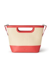 Borsa beige con corpo in tessuto testurizzato, accenti in pelle sintetica rossa, manici superiori doppi e una tracolla rimovibile. Presenta un logo impresso.
