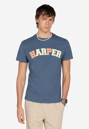 Camiseta de algodón azul con la palabra "HARPER" en letras grandes de color amarillo y coral en el pecho. Diseño de mangas cortas y cuello redondo.