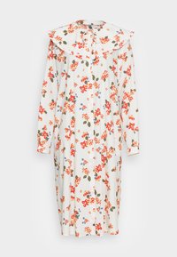 Vestido floral com tecido branco decorado com flores vermelhas, azuis e verdes, um grande colarinho em babados e mangas longas com fecho de botão.