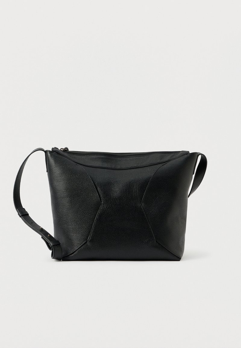 Borsa a tracolla in pelle nera con superficie texturizzata, design angolare, chiusura con zip e tracolla regolabile. Presenta accentuazioni delle cuciture pronunciate.