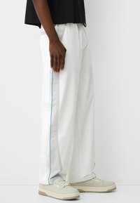 Bershka Tygbyxor - white