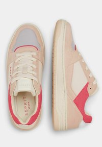 Wegańskie sneakersy o jasnoróżowym zamszu i siateczkowym wzorze, z czerwonymi akcentami i teksturowaną gumową podeszwą, sznurowane dla pewnego dopasowania.
