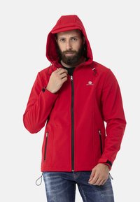 Rote Softshell-Jacke mit Kapuze, Reißverschluss vorne und Seitentaschen. Verfügt über elastische Bündchen und verstellbare Kordeln. Strapazierfähiger Stoff mit glatter Textur.