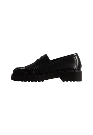 Mocassin en cuir noir avec semelle épaisse crantée, bride penny et couture moc toe, présenté en vue latérale sur fond blanc.