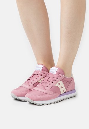 Sneaker Saucony Jazz rosa con materiali in mesh e suede, punta rotonda, dettagli bianchi, suola lavanda e particolari perforati.
