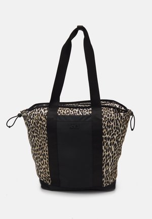 Bolso tote de Levi’s con laterales estampados de leopardo, panel central negro, asas largas negras y cierres con cordón sobre fondo blanco.
