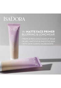 Due tube di Isadora Matte Face Primer, una di colore viola chiaro e l'altra beige, presentano tappi appuntiti con finiture lisce e eleganti.