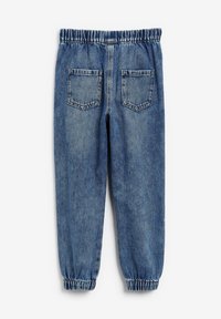 Ljusblå denimbyxor med elastisk midja, avsmalnande fållar och två bakfickor med standard sömdetaljer. Slät struktur.