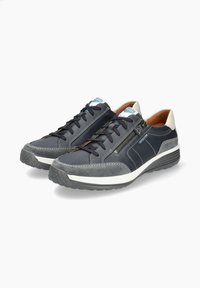 Chaussures en cuir bleu marine avec des accents en daim gris, présentant un design à lacets, une fermeture éclair sur le côté, des détails perforés et une semelle en caoutchouc texturé.