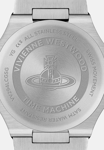 Le dos de la montre en acier inoxydable présente un design gravé avec le texte « Vivienne Westwood » et un graphisme d'une machine à voyager dans le temps. Résistant à l'eau jusqu'à 50 m.