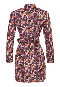 Robe à manches longues avec un motif abstrait rouge, orange, noir et violet, taille cintrée et col montant, vue de dos.