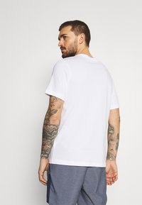 Nike Performance Camiseta estampada - white