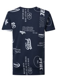 Námořnická modrá bavlněná tričko s bílým grafickým textem a logy v různých fontech a velikostech, krátké rukávy a design s kulatým výstřihem.