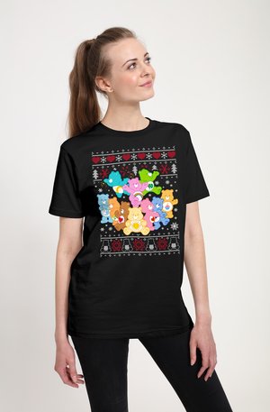 Sort t-shirt med farverige tegneserie-bjørne i et festligt design med hjerter, snefnug og træer, trykt på forsiden.