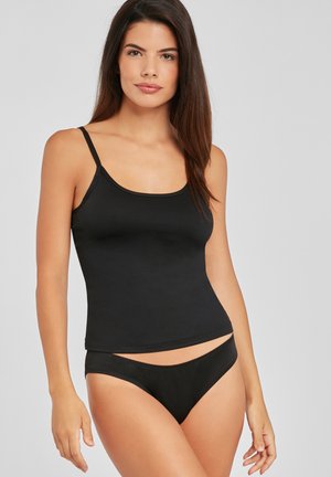 Schwarzes Tanktop mit dünnen Trägern, aus glattem Stoff gefertigt, kombiniert mit passenden schwarzen Bikiniunterteilen mit einem tiefen Schnitt und nahtlosem Design.