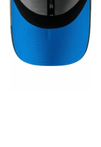 Blaue Baseballkappe mit flacher Krempe. Die Vorderseite hat eine glatte Textur, während die Unterseite mit einem schwarzen Stoff und subtilen Nähten versehen ist.