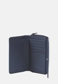 Navyblauer Leder Geldbeutel, offen mit mehreren Steckfächern auf der linken Seite und einem Reißverschlussfach auf der rechten Seite. Glatte Textur und minimalistisches Design.