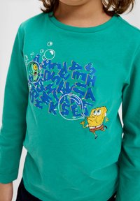 s.Oliver MIT SPONGEBOB SCHWAMMKOPF-MOTIV - Langarmshirt - türkis