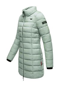 Chaqueta acolchada verde claro con secciones acolchadas horizontales, cuello alto, cremallera en la parte delantera y detalles en negro en los puños y el logo.