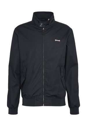 Schwarze Zip-up-Jacke mit hohem Kragen, zwei Knöpfen am Kragen, Vordertaschen mit Knopfverschlüssen und kleinem weißem "Schott"-Logo auf der Brust.