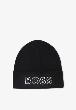 Berretto a maglia nero con risvolto. Presenta la parola "BOSS" in grassetto bianco sul davanti. Texture morbida e vestibilità aderente.