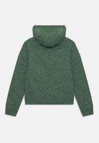 Sweat-shirt à capuche long à manches longues de couleur vert foncé avec une texture chinée, montré de dos sur un fond blanc uni.