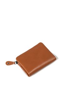 Portafoglio in pelle marrone compatto con chiusura a zip e bottone a scatto, con logo impresso visibile in un angolo, adagiato su uno sfondo bianco.