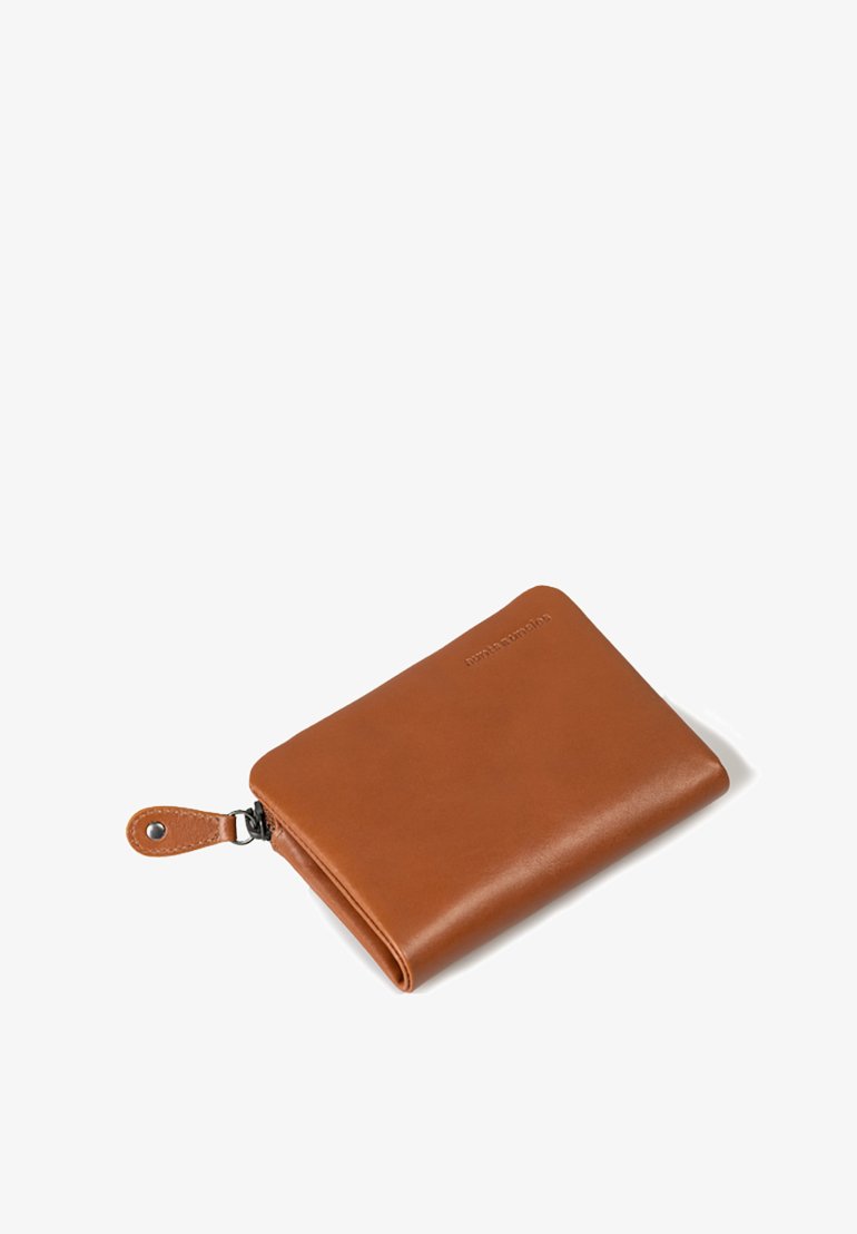 Portafoglio in pelle marrone compatto con chiusura a zip e bottone a scatto, con logo impresso visibile in un angolo, adagiato su uno sfondo bianco.