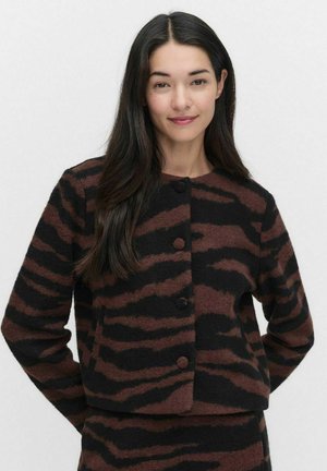 Bruin en zwart gestreepte cropped jas met een gestructureerde afwerking, voorzien van een ronde hals en drie knopen aan de voorkant.
