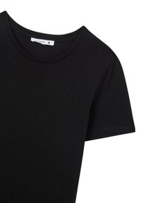 Czarna bawełniana koszulka z okrągłym dekoltem i krótkimi rękawami. Materiał jest gładki i lekki, z prostym wzorem bez ozdób.