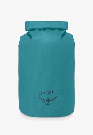 Sacco asciutto impermeabile color teal con superficie testurizzata. Presenta una chiusura a rotolo e un logo stampato nella parte anteriore inferiore.