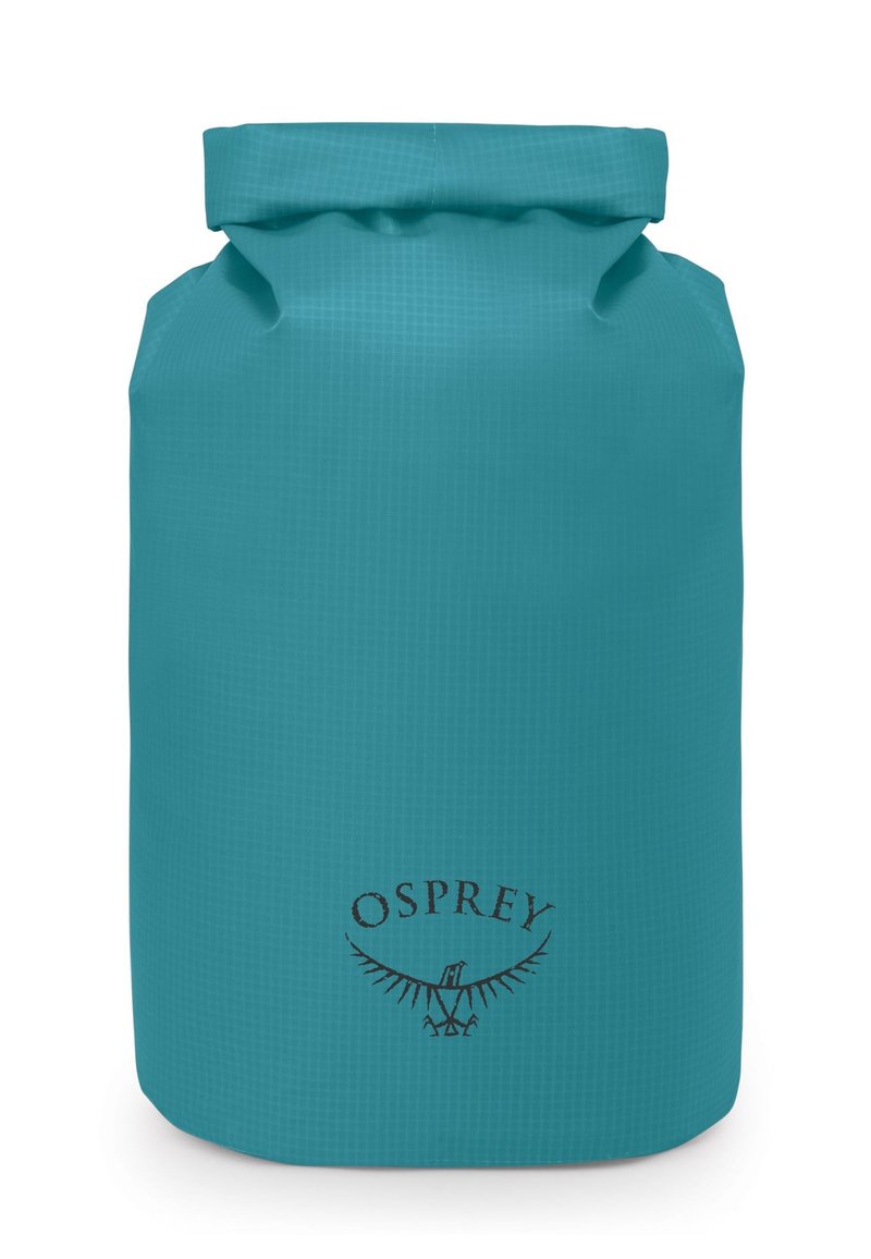 Saco seco impermeable de color teal con una superficie texturizada. Presenta un cierre de tipo enrollado y un logotipo impreso en la parte inferior frontal.